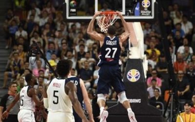 Combien mesurent les joueurs des équipes de France de Basket, Volley et Rugby ?