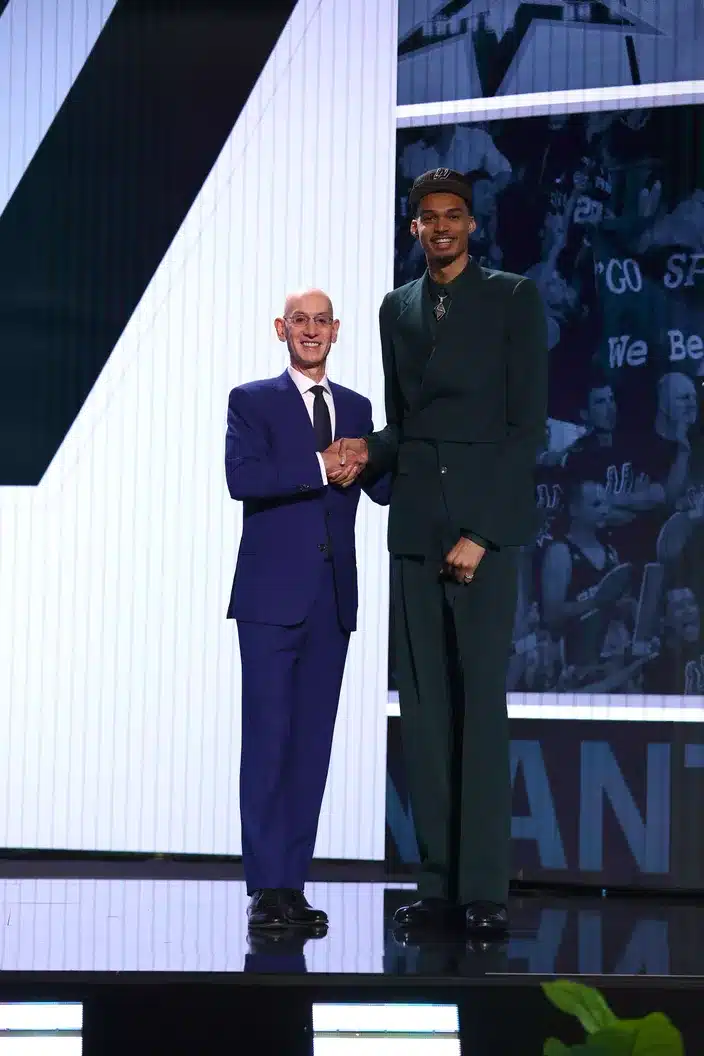 Adam Silver serrant la main de Victor Wembanyama dans son costume Kimono Alien Louis Vuitton